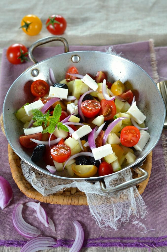 Salade à la grecque maison facile et rapide, prête en moins de 30 minutes, la recette est à retrouver sur le blog de cuisine tangerinezest.com