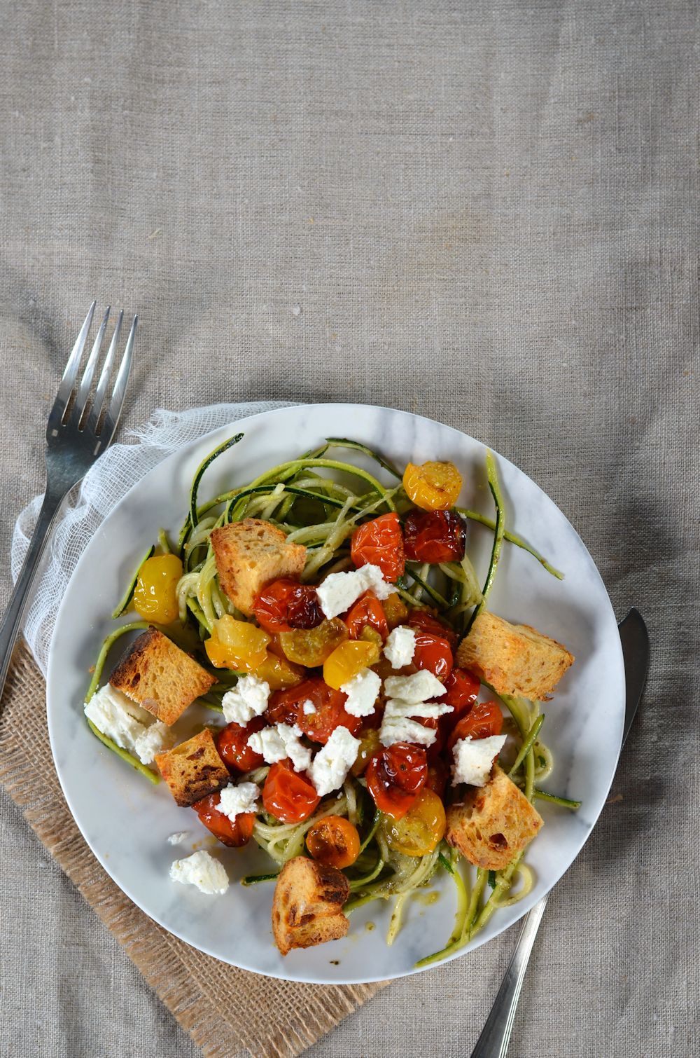 Spaghetti De Courgette Au Pesto, Tomates Rôties, Feta Et Croûtons - Recette