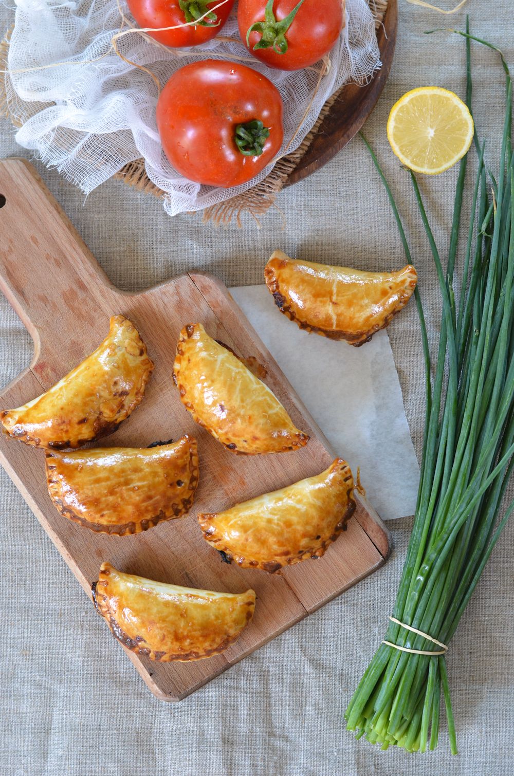 Empanadas au thon et chorizo idéals pour les apéritifs à partager, à retrouver sur le blog de cuisine tangerinezest.com
