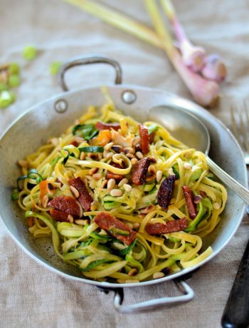 Courgette spaghetti au chorizo et pignons