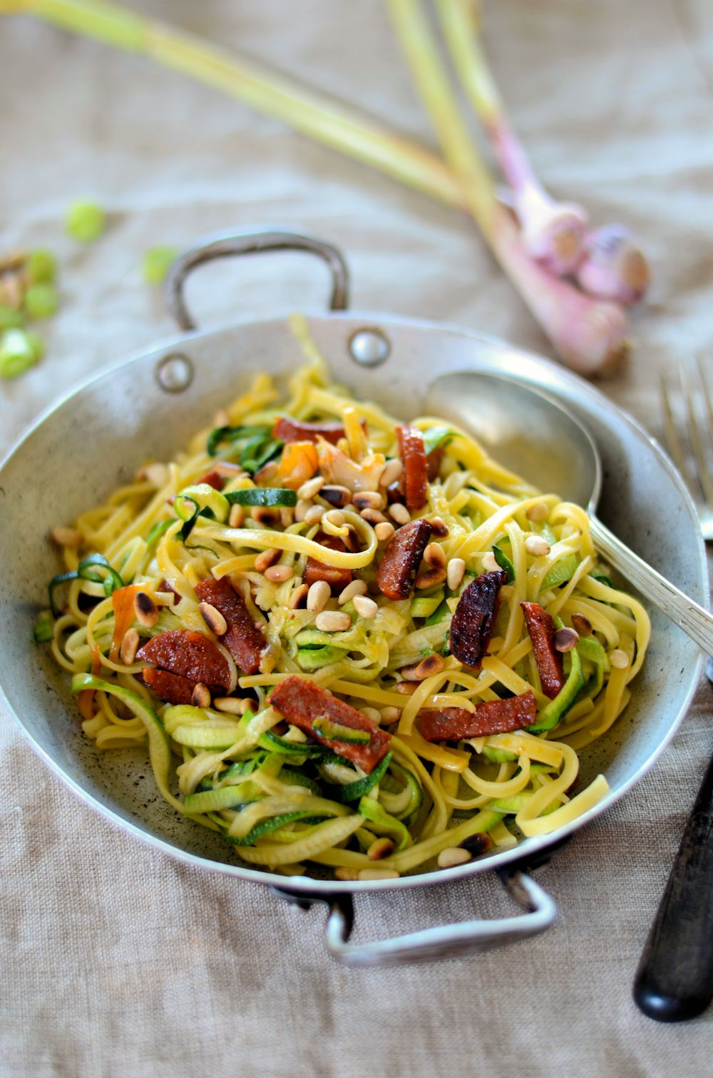 Courgette spaghetti au chorizo et pignons