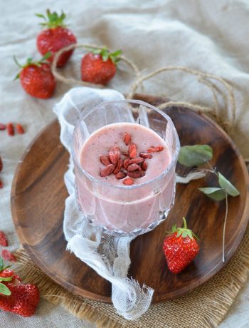 Milkshake banane, fraise et baies de goji