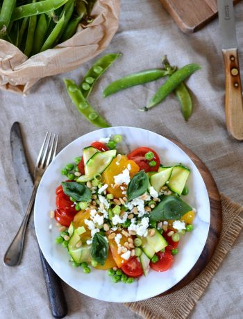 Salade composée de printemps aux petit pois, tomate et courgette