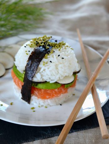 Sushi burger saumon, avocat et radis noir