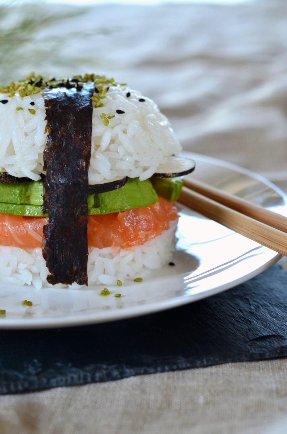 Sushi burger saumon, avocat et radis noir