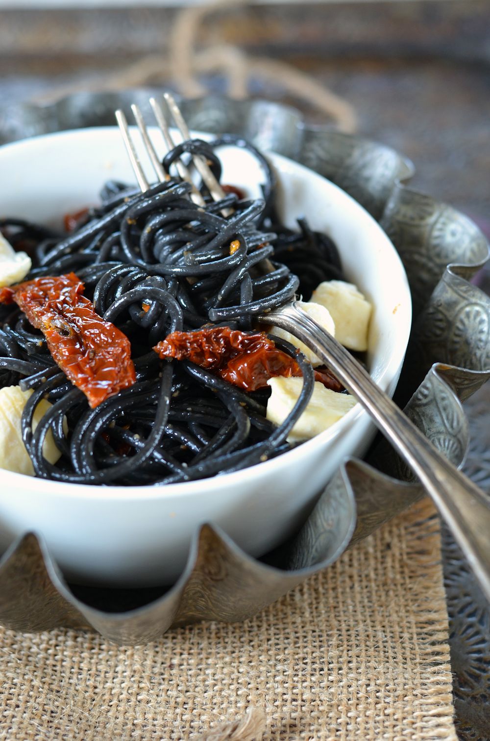 Spaghetti noirs à l'encre de seiche tomates séchées et fromage de chèvre
