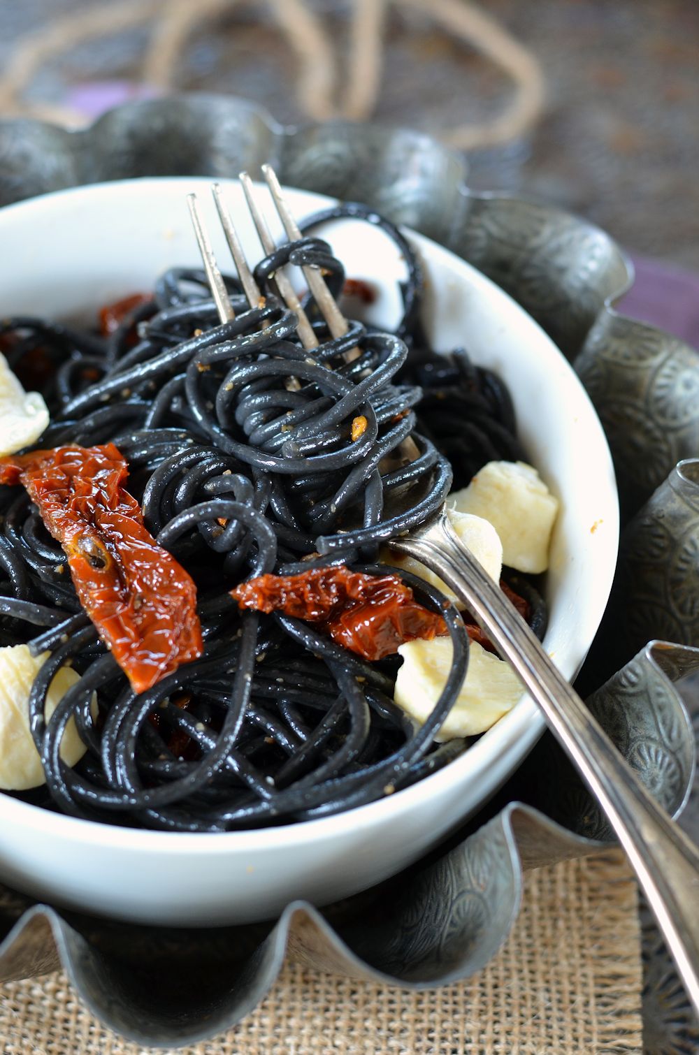 Spaghetti noirs à l'encre de seiche, tomates séchées et fromage de chèvre