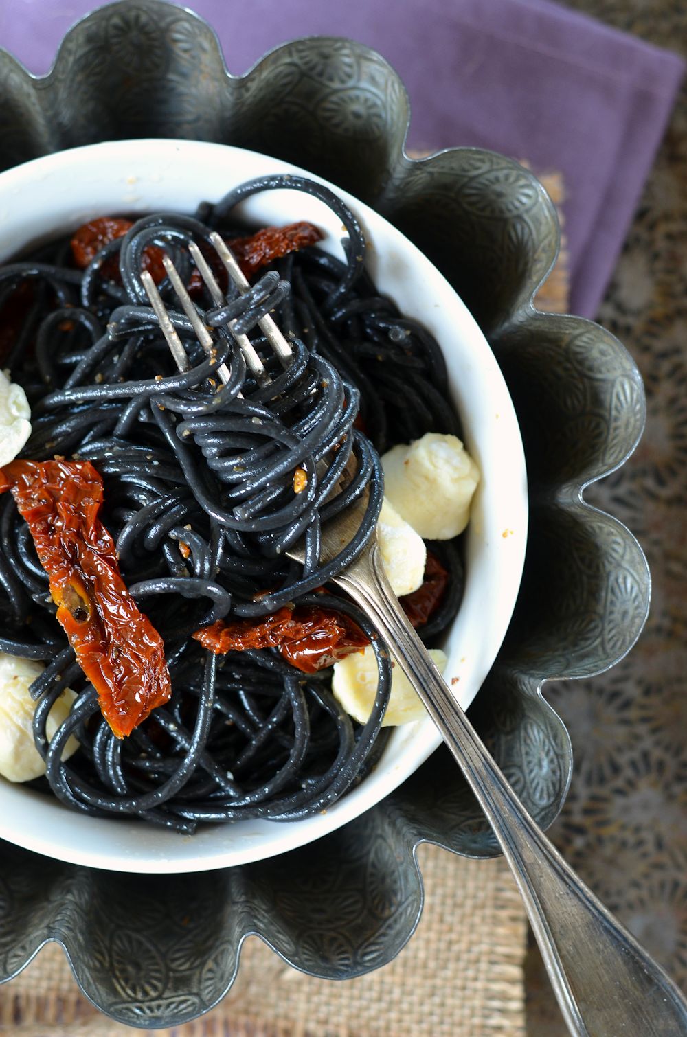 Spaghetti noirs à l'encre de seiche, tomates séchées et fromage de chèvre