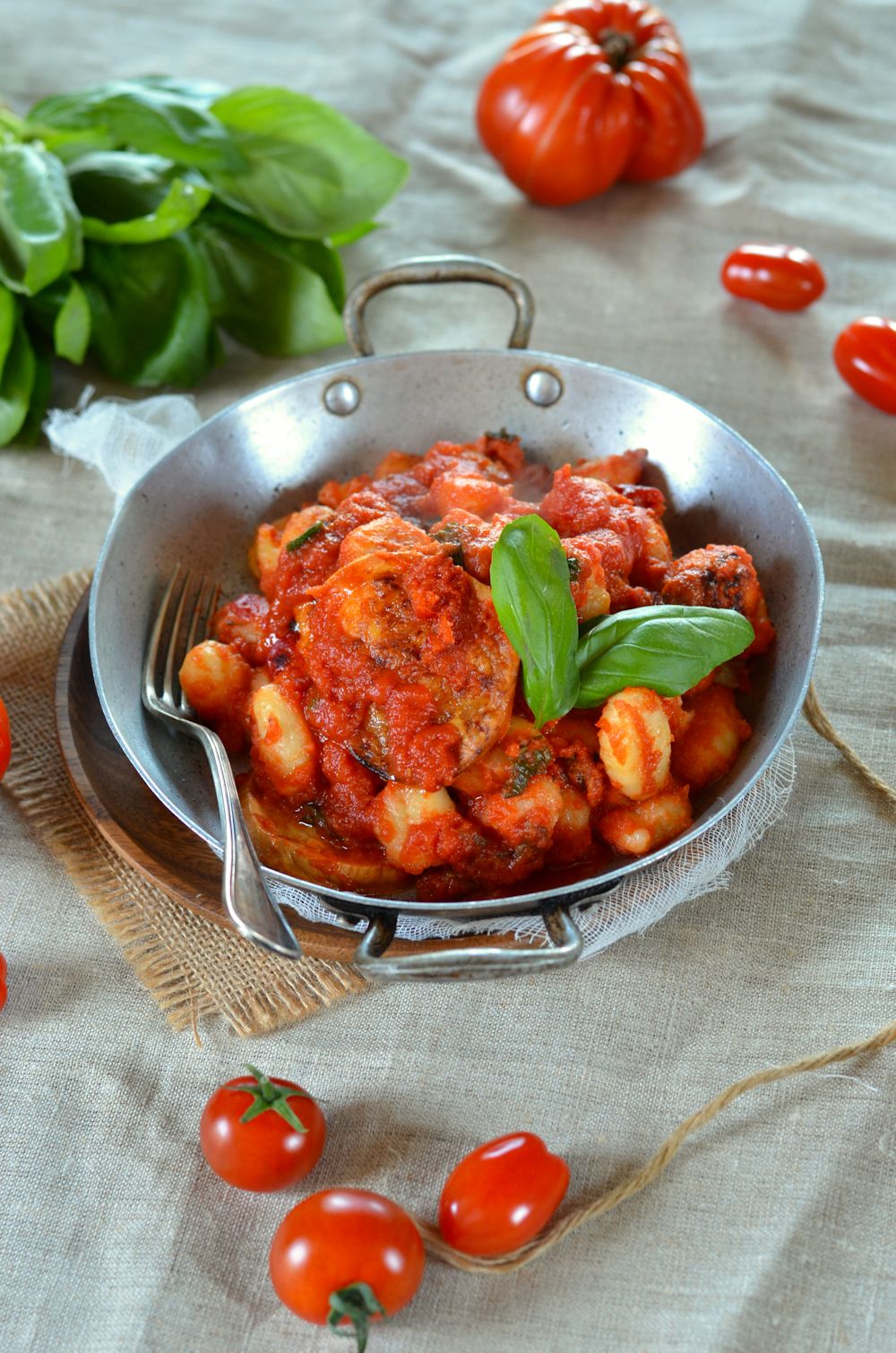 Gratin de gnocchi sauce tomate, basilic et mozzarella fumée. Facile à faire et délicieuse, la recette est à retrouver sur le blog de cuisine tangerinezest.com