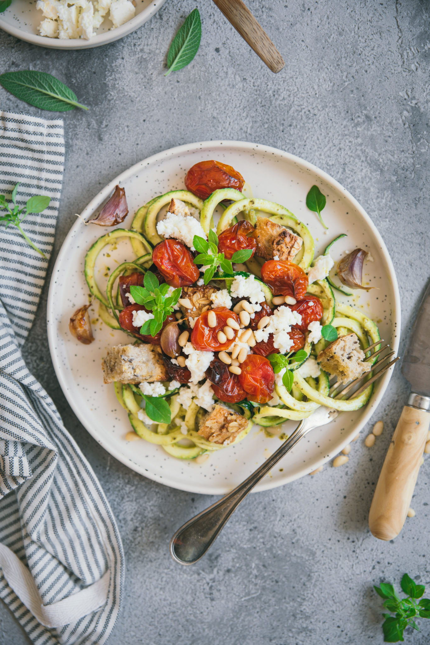 Spaghetti de courgette au pesto tomates rôties feta et croûtons