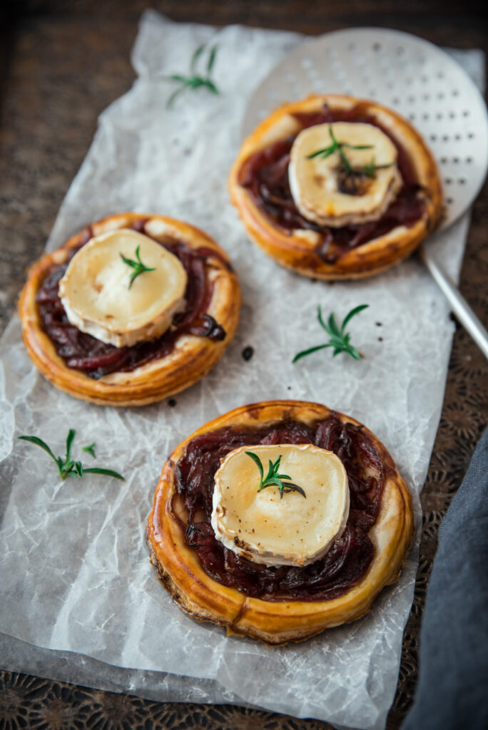 Tartelettes aux oignons caramélisés et chèvre Recette