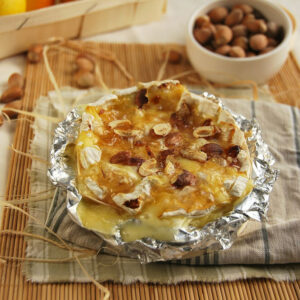 Camembert rôti aux pommes et noisettes