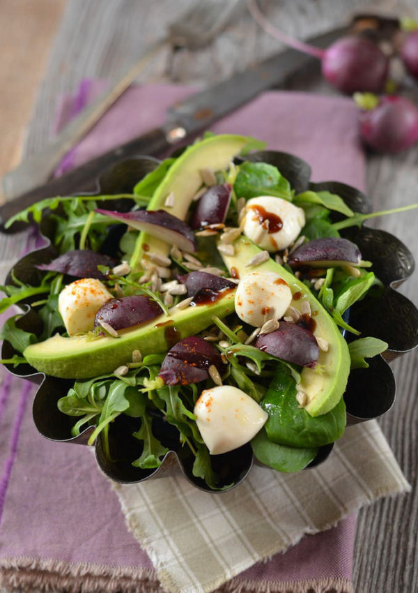 Salade d'avocat, roquette, radis et mozzarella