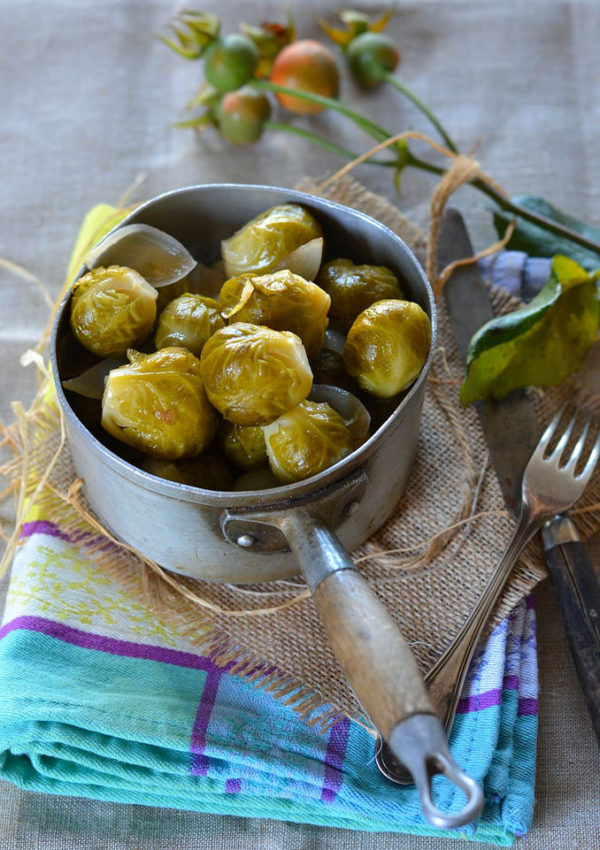 Choux de Bruxelles et oignons sauciers glacés