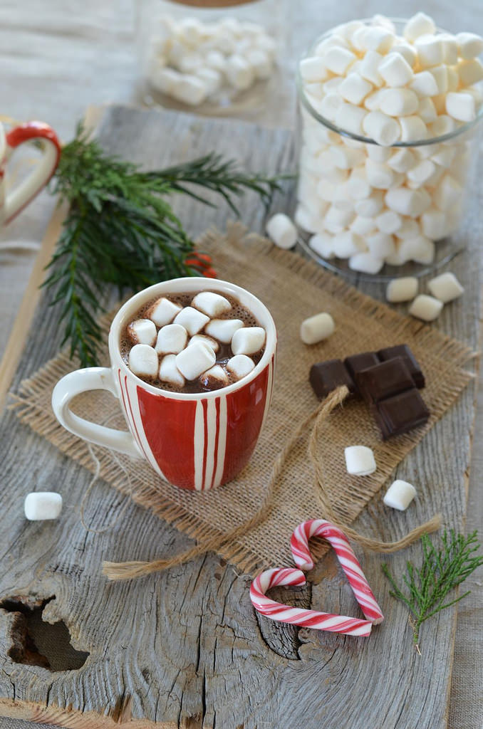 Chocolat chaud aux bonshommes de neige de marshmallow - Recette