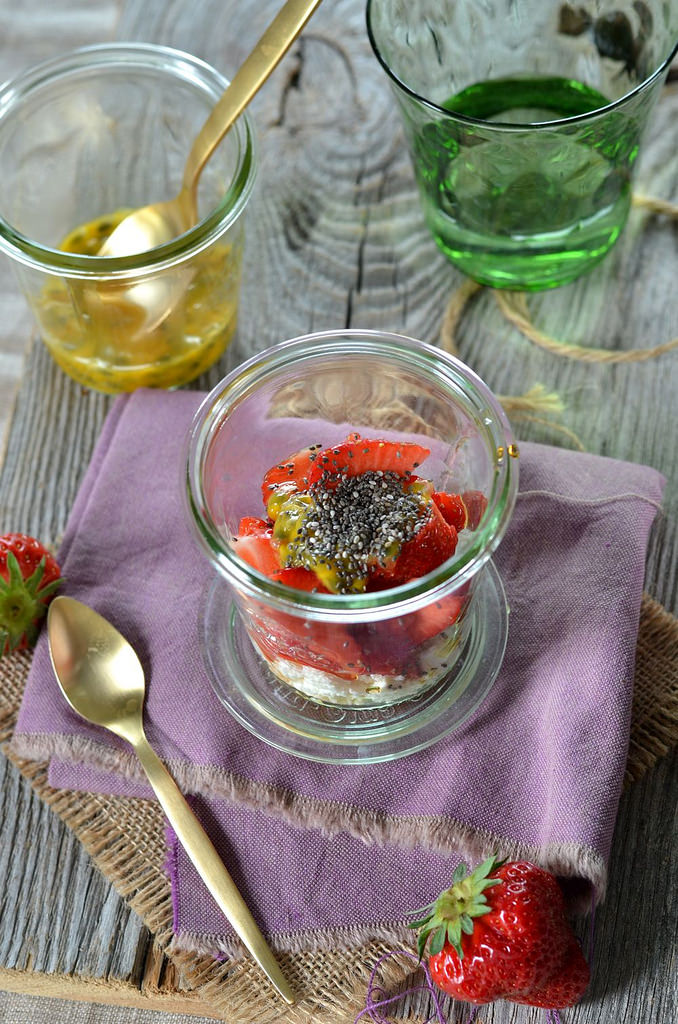 Verrine fraises, ricotta, fruit de la passion et graines de chia