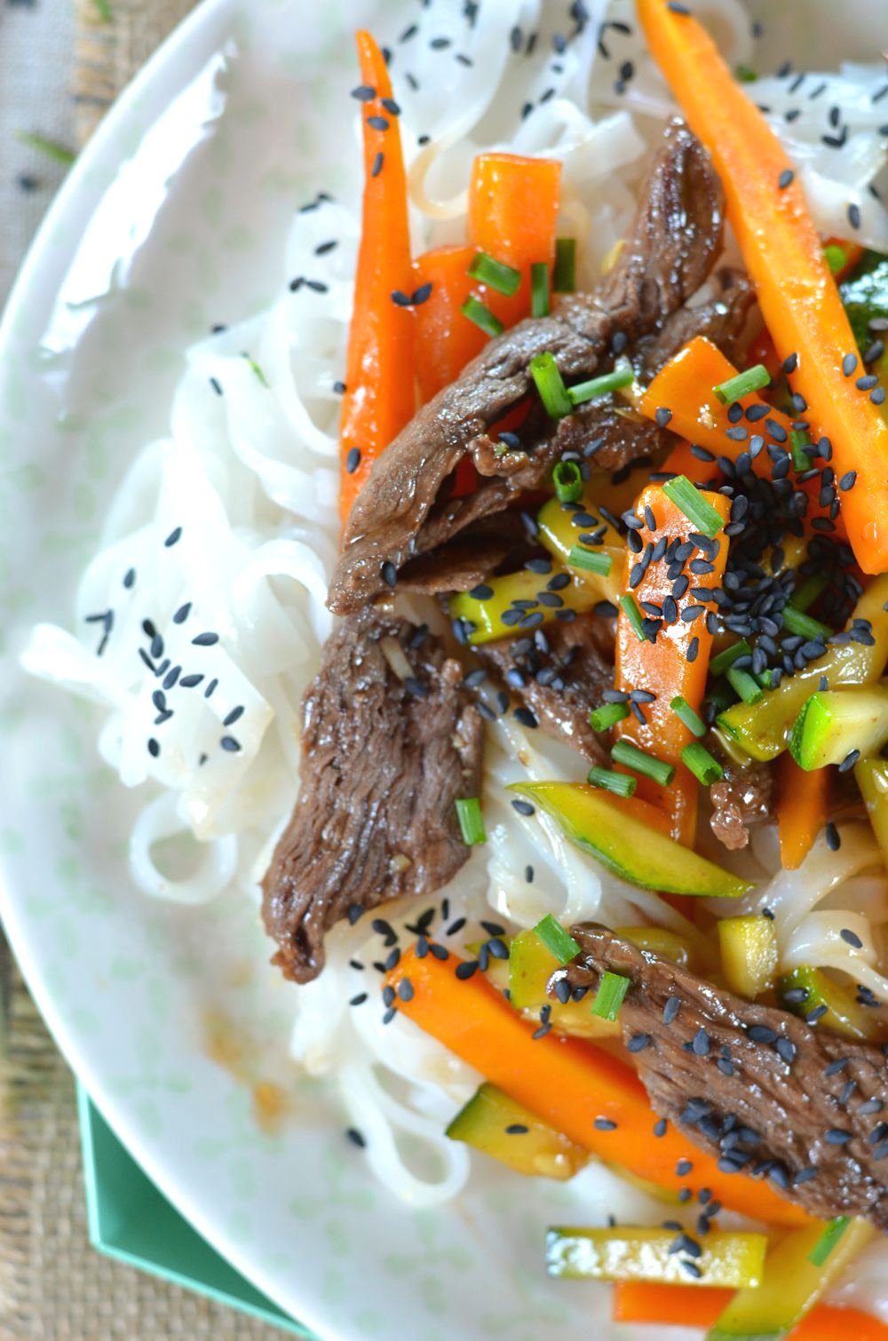 Salade de boeuf, carotte, courgette et nouilles de riz dans délicieuse sauce yakitori. Prêt en moins de 30 minutes, à retrouver sur le blog de cuisine tangerinezest.com