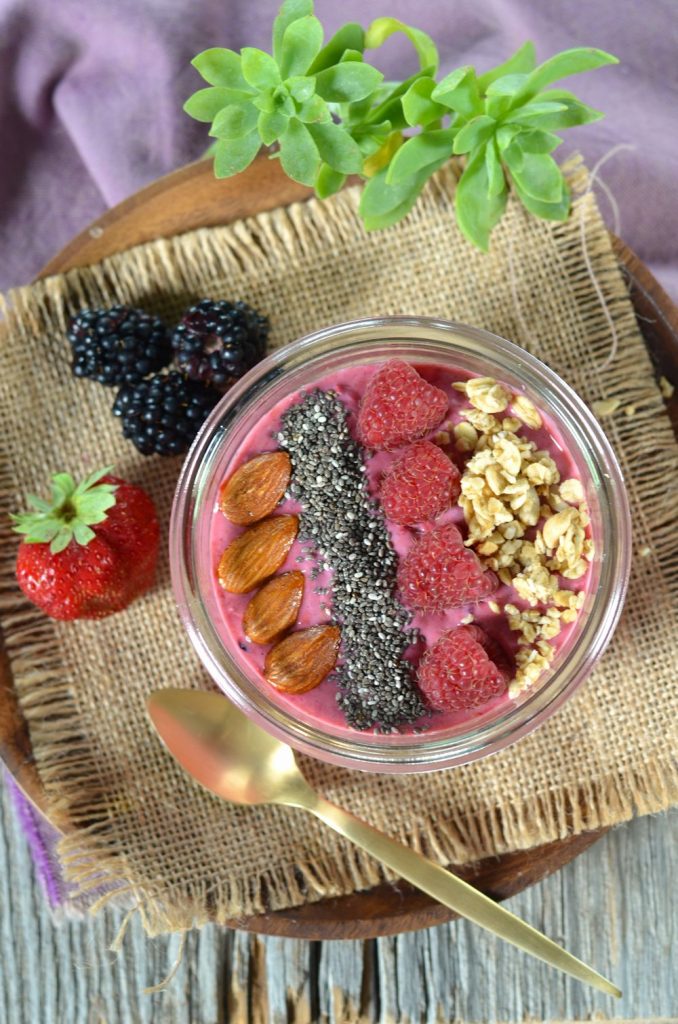 Smoothie bowl aux fruits rouges Smoothie bowl aux fruits rouges