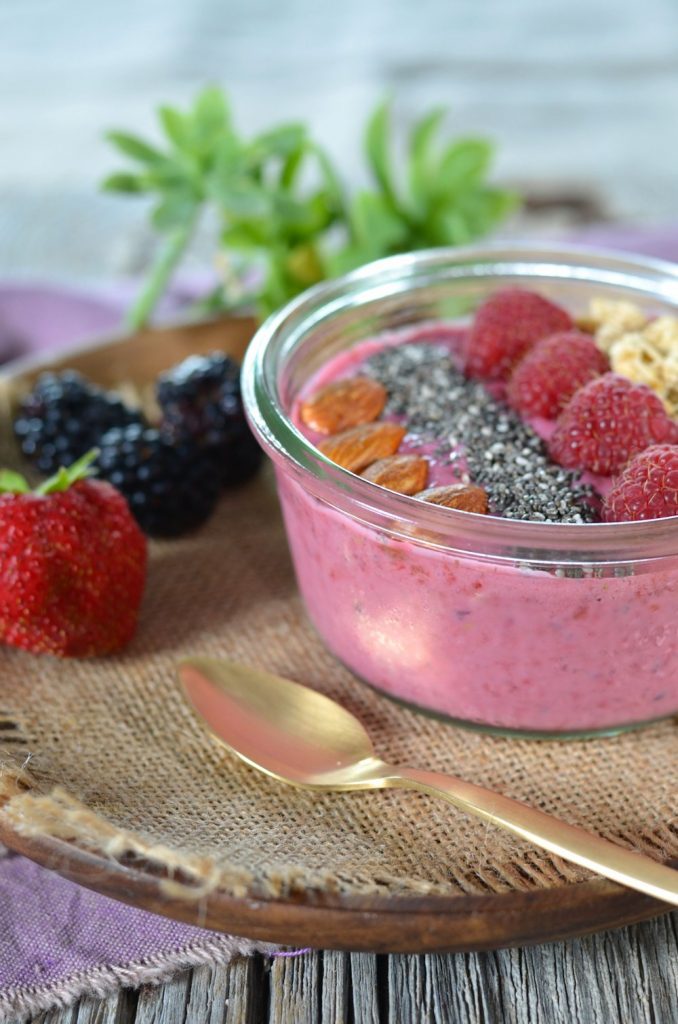 Smoothie bowl aux fruits rouges Smoothie bowl aux fruits rouges