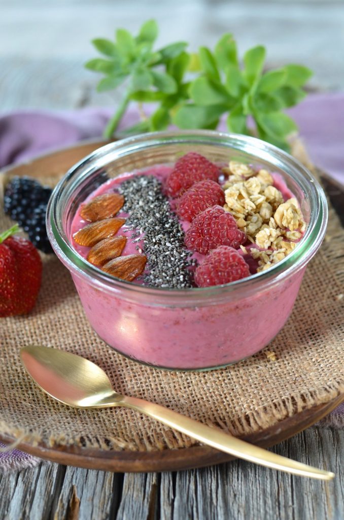 Smoothie bowl aux fruits rouges