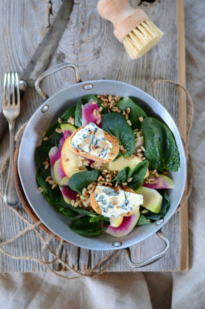 Salade d'épinard, pomme et tartines de bleu