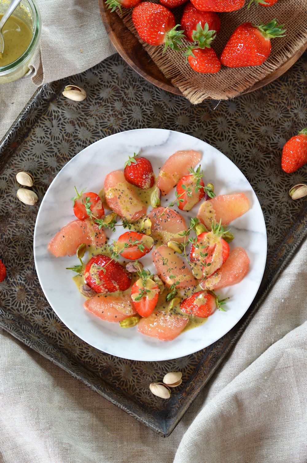 Salade de pamplemousse, fraises et pistaches