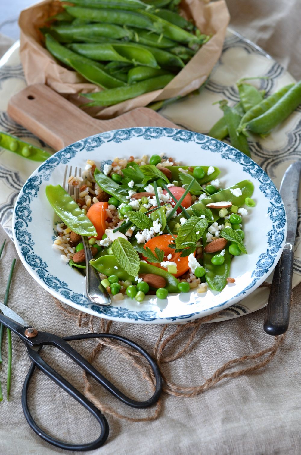 Salade de pois mange-tout, abricot et céréales