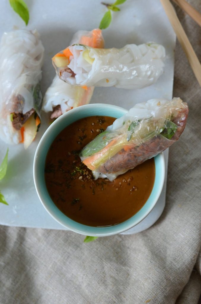 Rouleau de printemps au boeuf, basilic thaï et sauce cacahuète