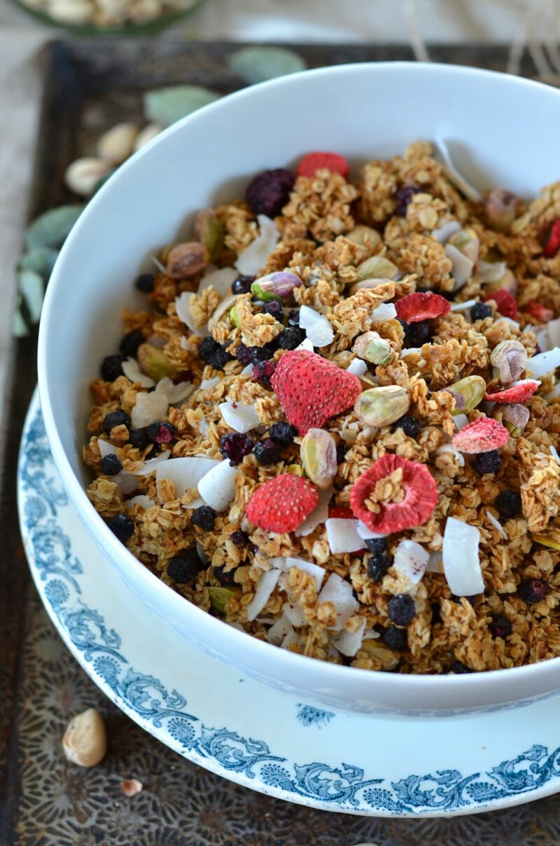 Granola Maison Aux Fruits Rouges Pistaches Et Noix De Coco