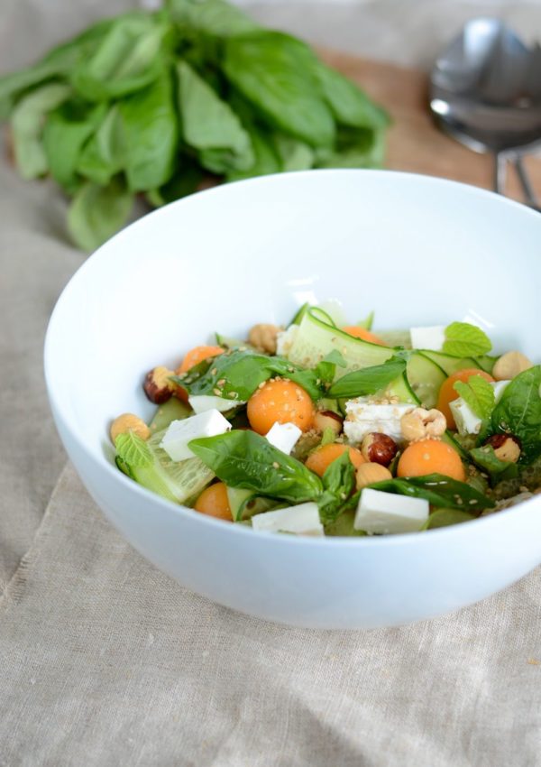 Salade de concombre, feta, melon et noisettes
