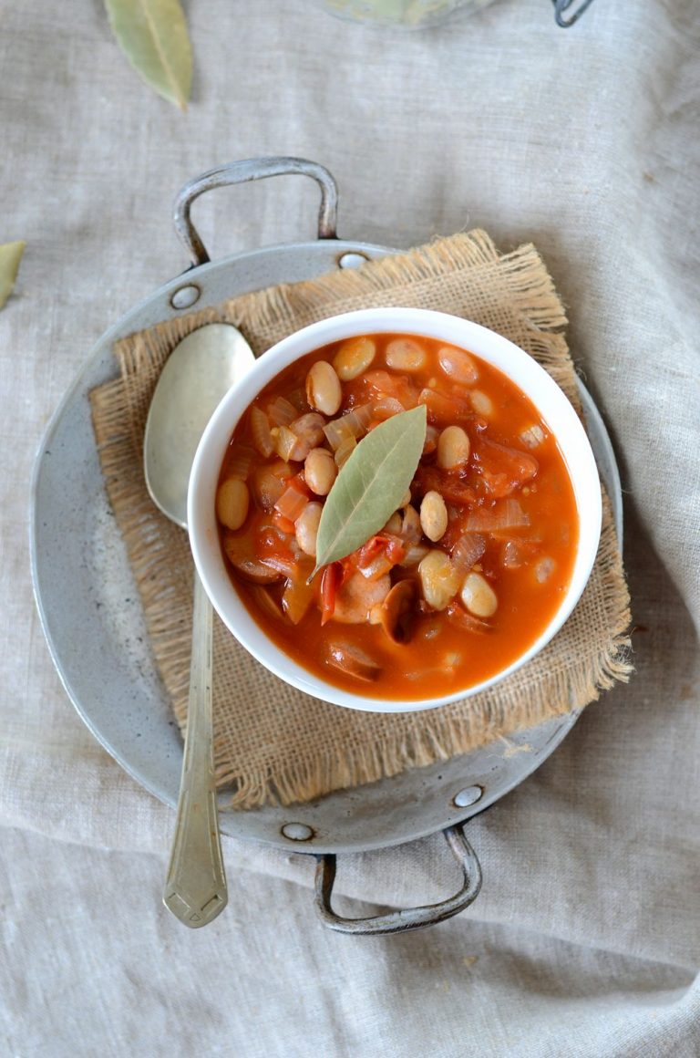 Potée de haricots blancs, sauce tomate et saucisse Recette