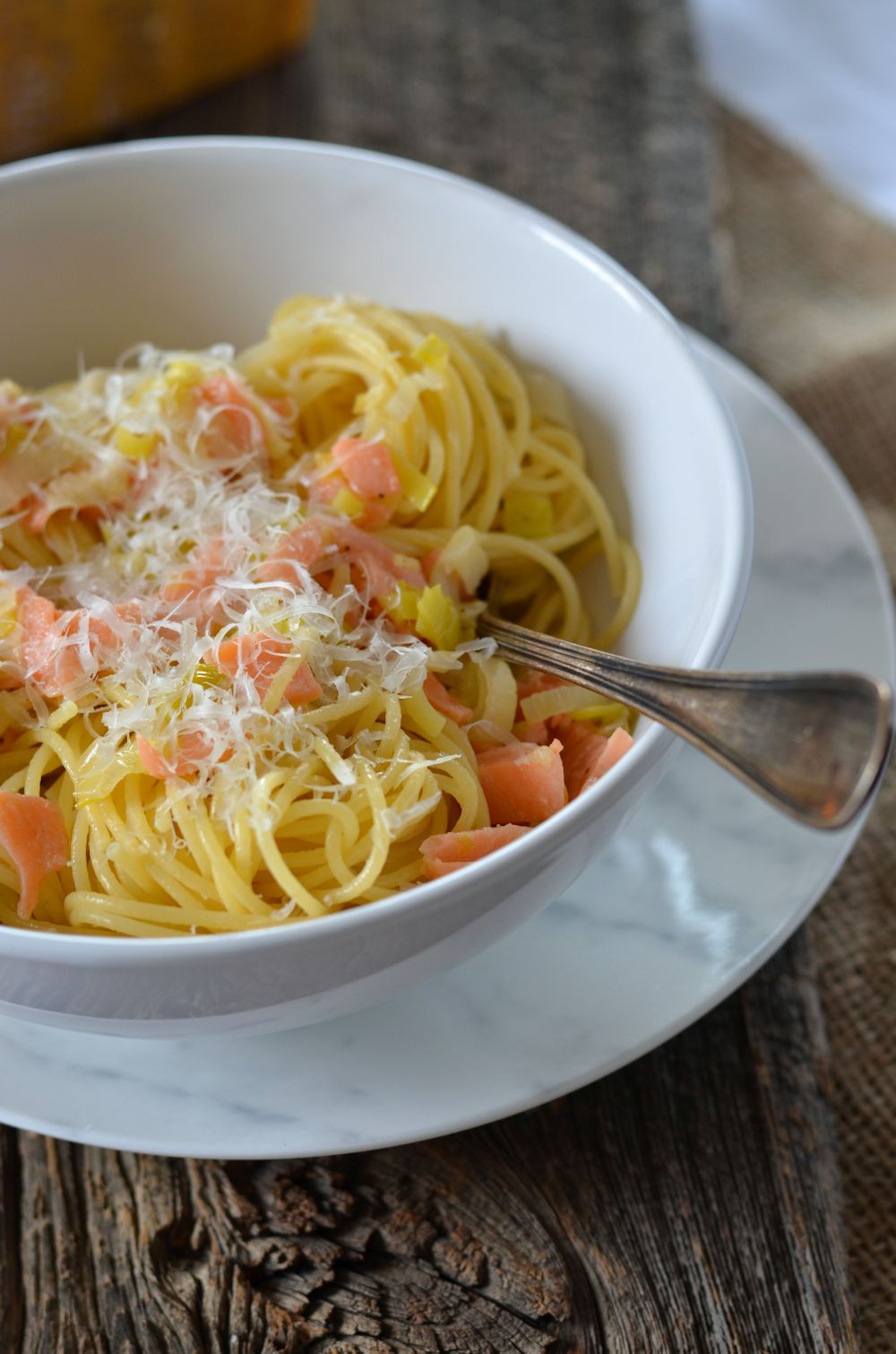 Spaghetti au saumon et fondue de poireau
