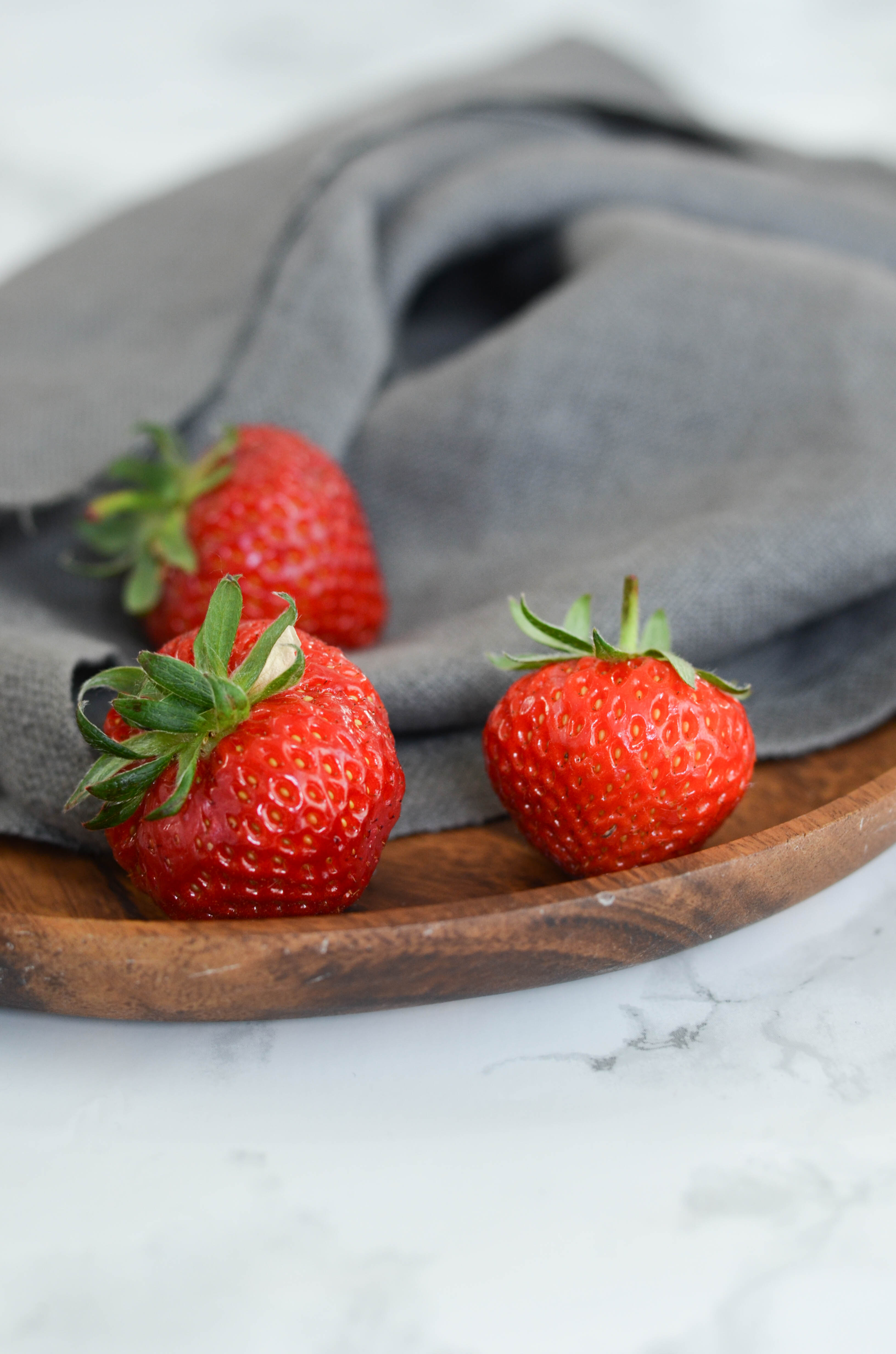 Jus de fruits frais fait-maison au blender aux fraises, pomme et poire Smoothie de fruits frais fraise, pomme et poire