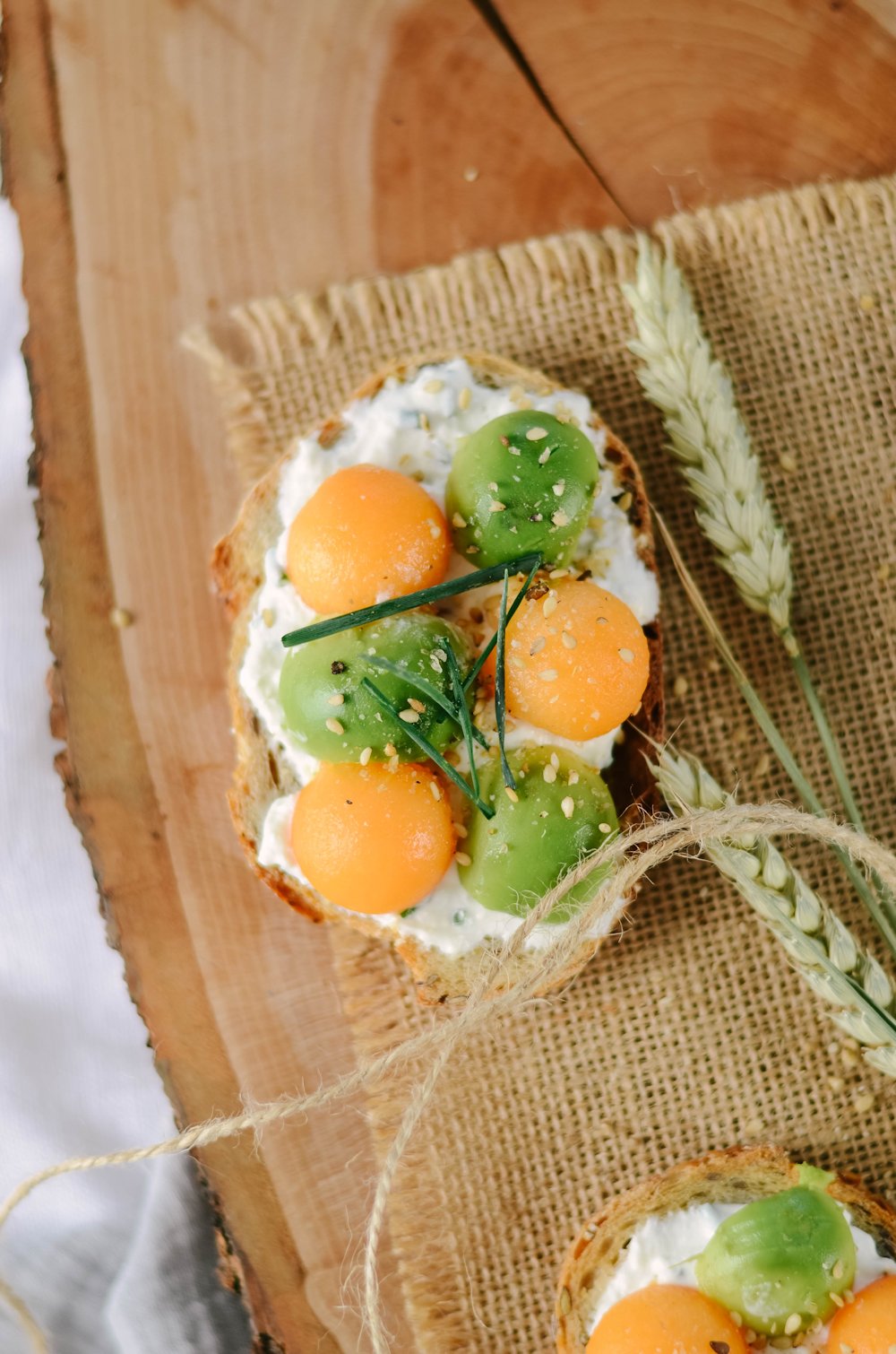 Toast avocat, melon et fromage frais