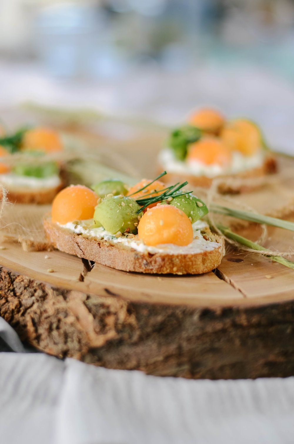 Toast avocat, melon et fromage frais