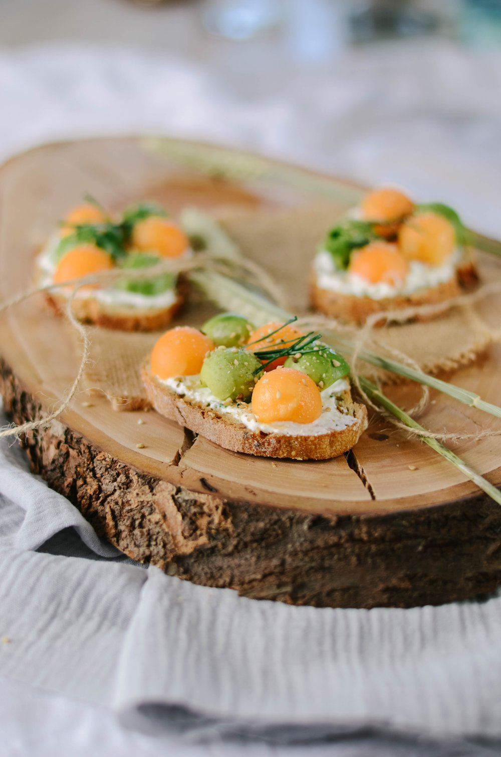 Toast avocat, melon et fromage frais