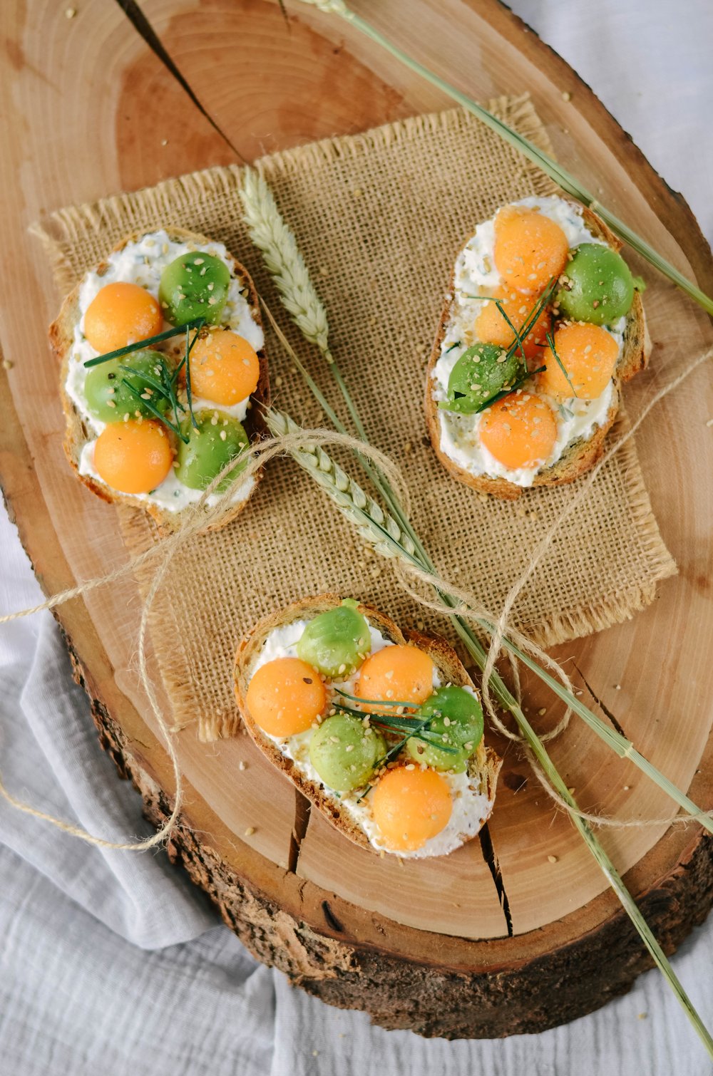 Toast avocat, melon et fromage frais Tartine apéro été