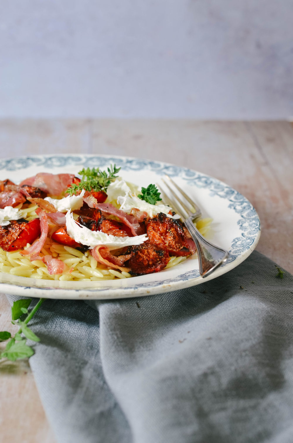 Pâtes aux tomates rôties, pancetta grillée et burrata