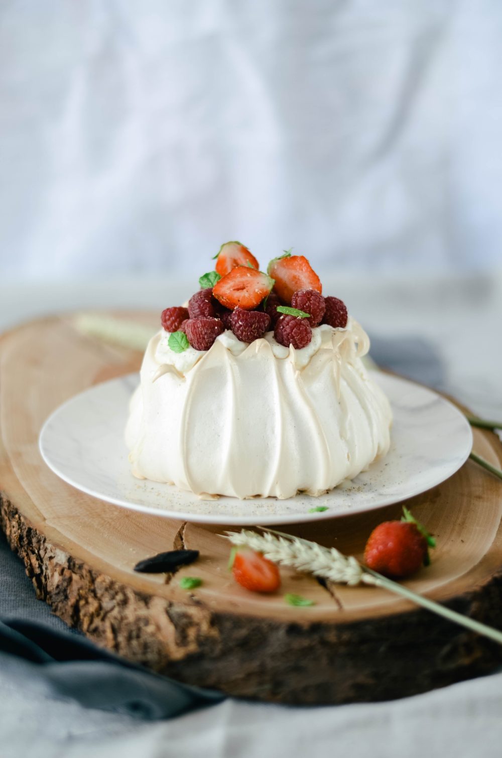 Dessert meringue, crème fouettée framboise et fraise