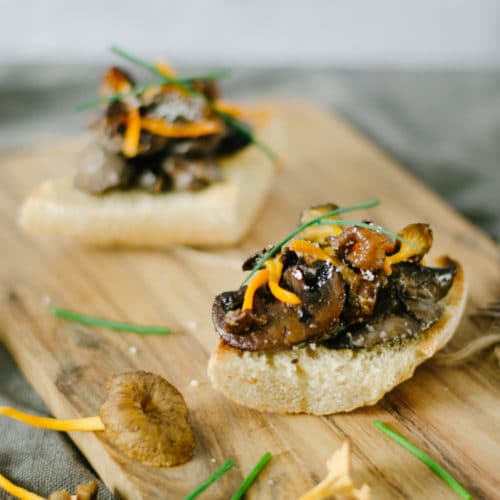 Croûte aux champignons de Paris et chanterelles - Recette