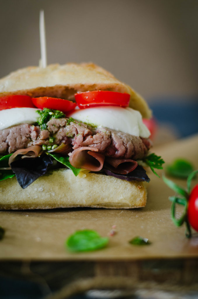Burger italien jambon cru, mozza et pesto ciabatta jambon cru mozzarella