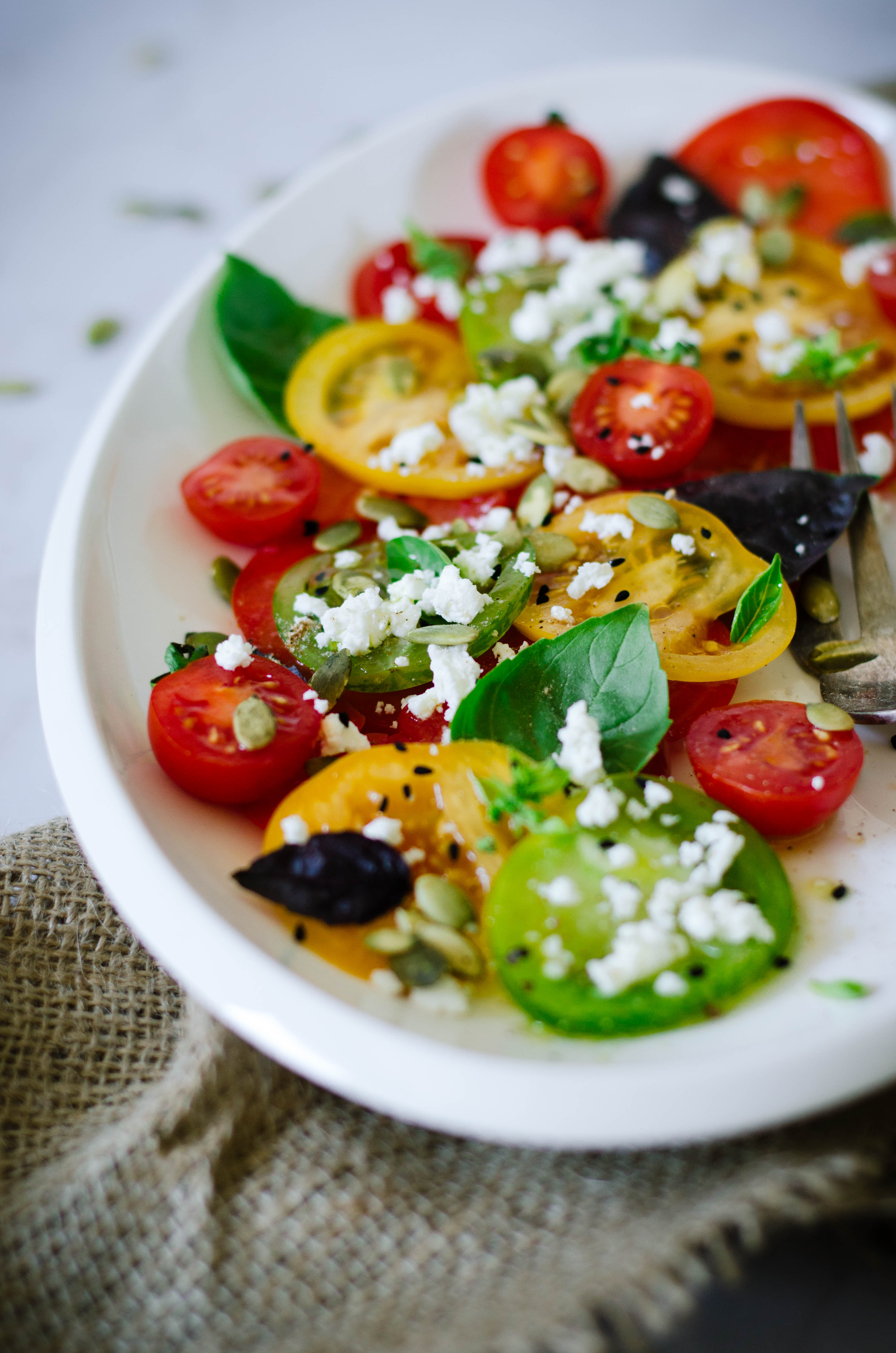 Carpaccio de tomates anciennes et feta Carpaccio de tomate ancienne et feta