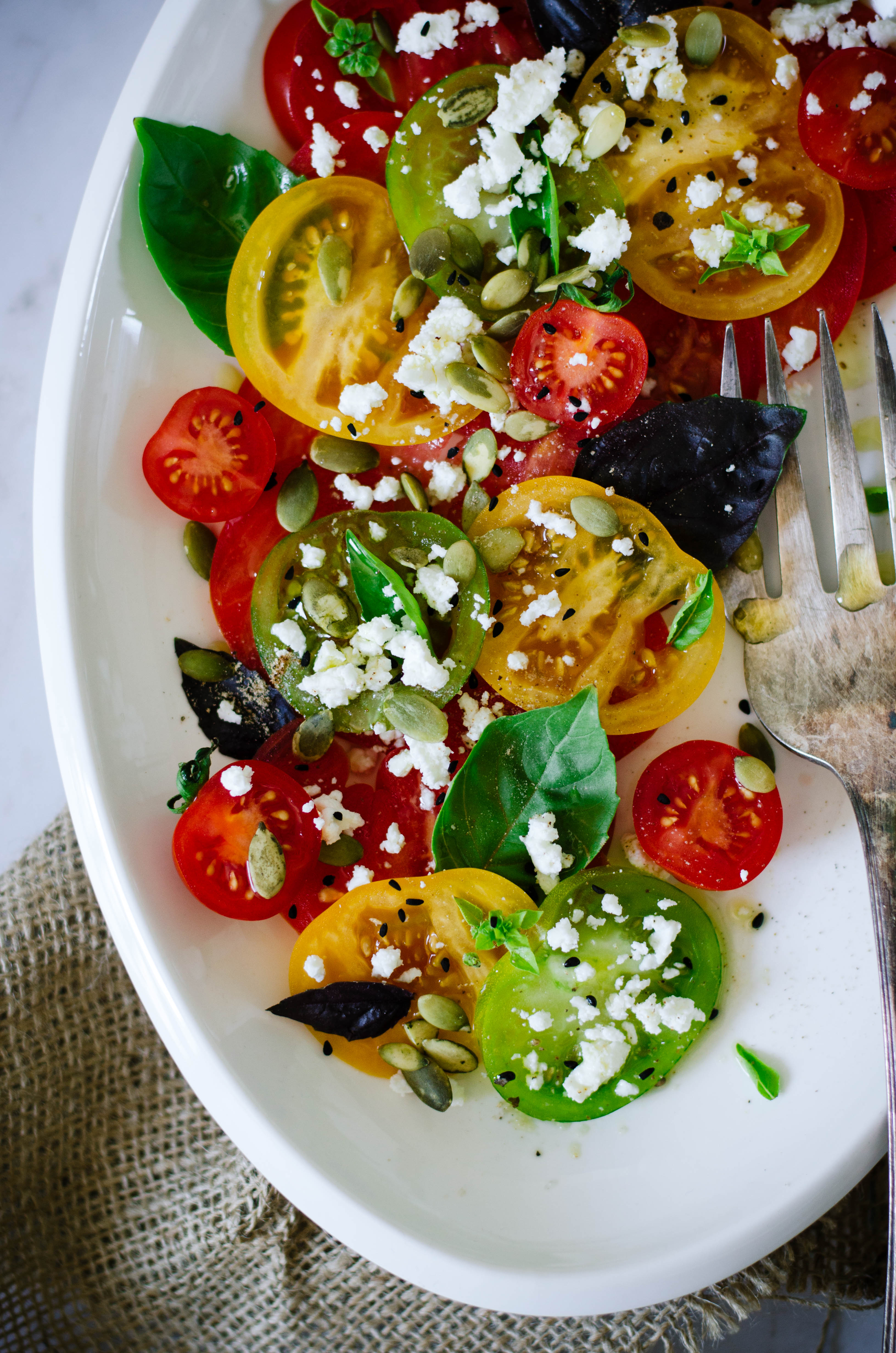Carpaccio de tomates anciennes et feta Carpaccio de tomate ancienne et feta