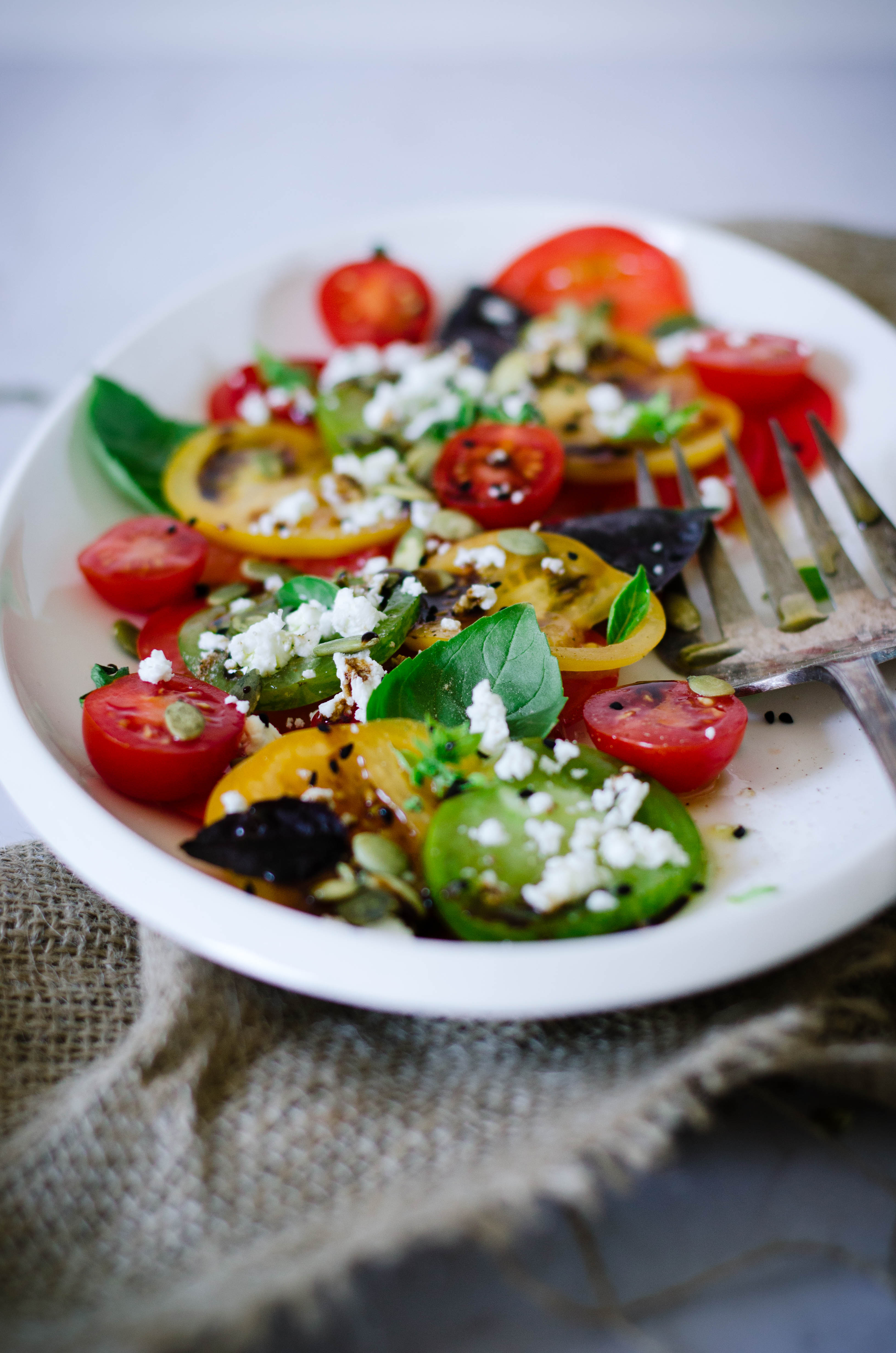 Carpaccio de tomates anciennes et feta Carpaccio de tomate ancienne et feta