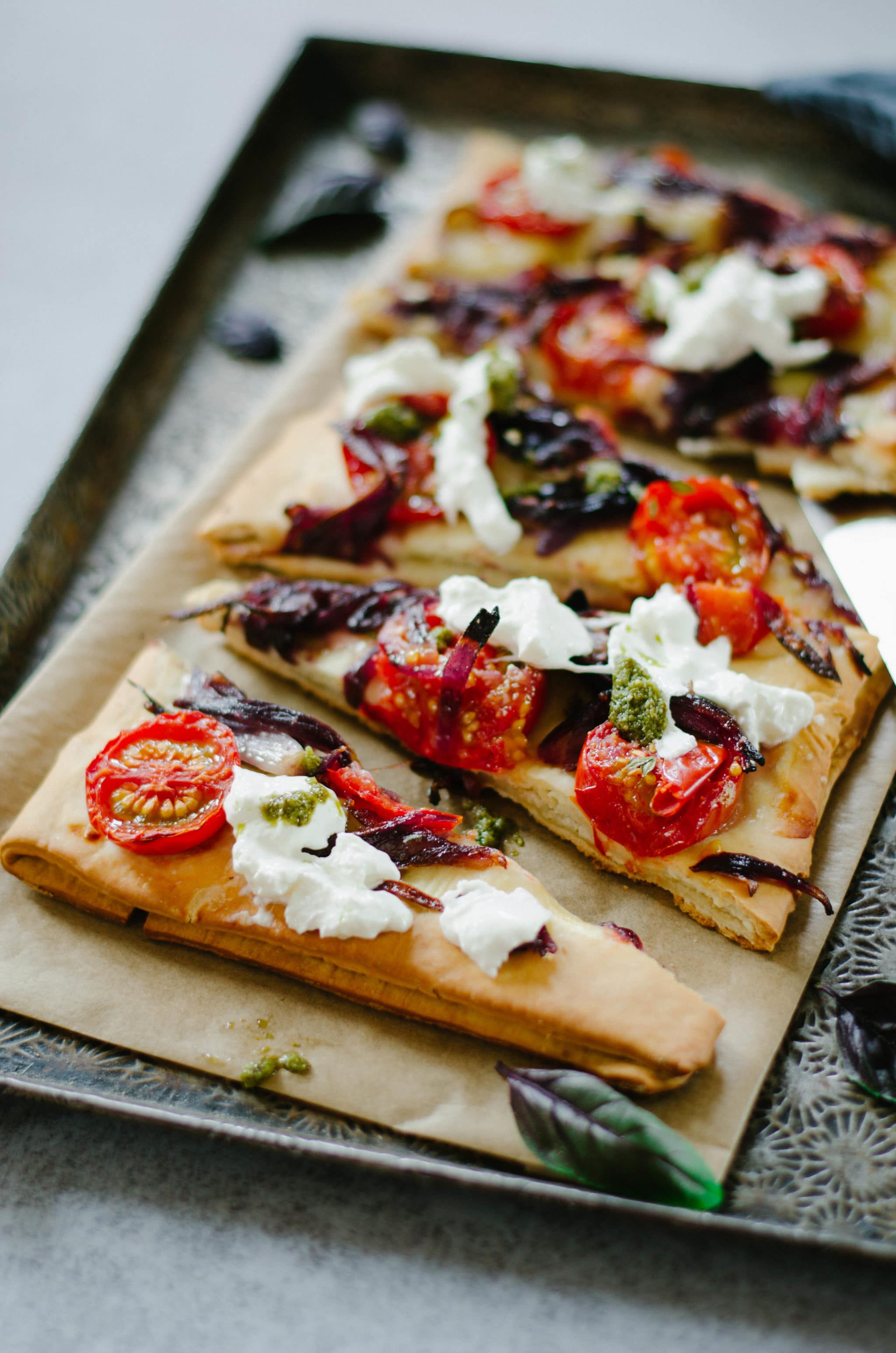 Fougasse aux oignons, burrata et tomate