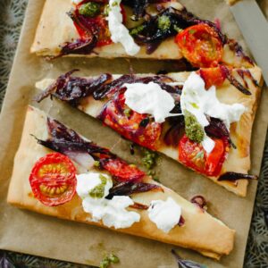 Fougasse aux oignons, burrata et tomate