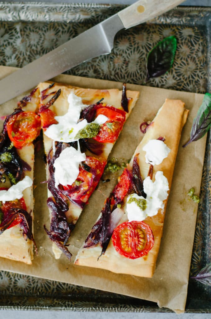 Fougasse aux oignons, burrata et tomate