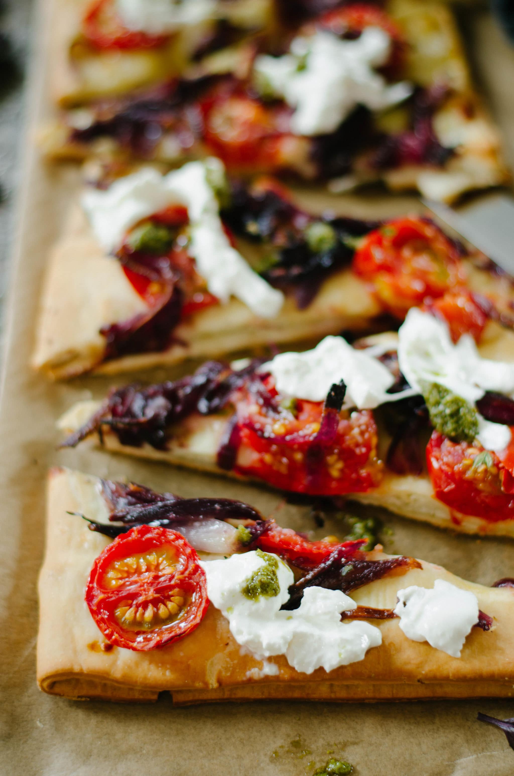 Fougasse aux oignons, burrata et tomate