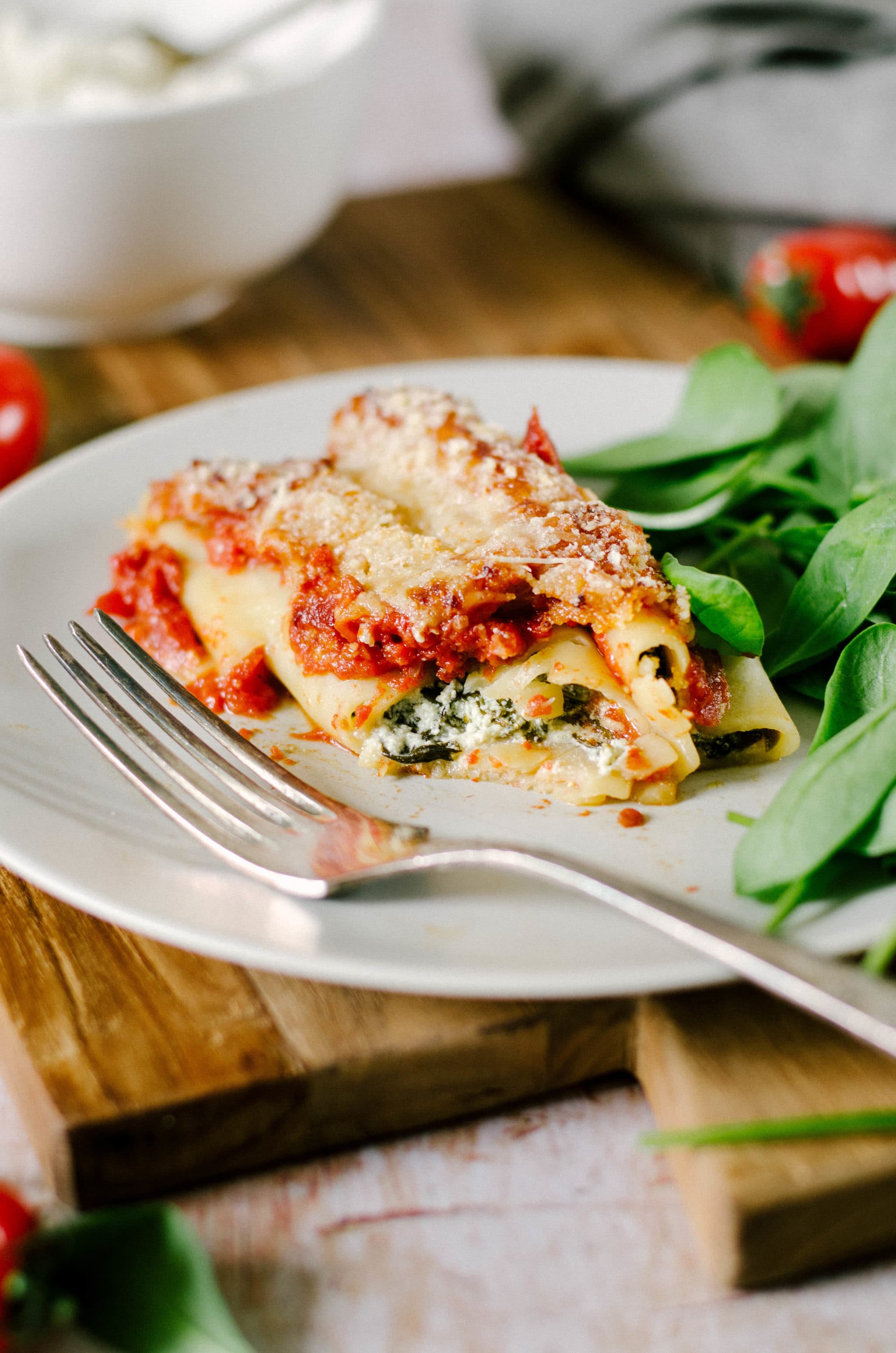 Spinach and ricotta cannelloni with tomato sauce