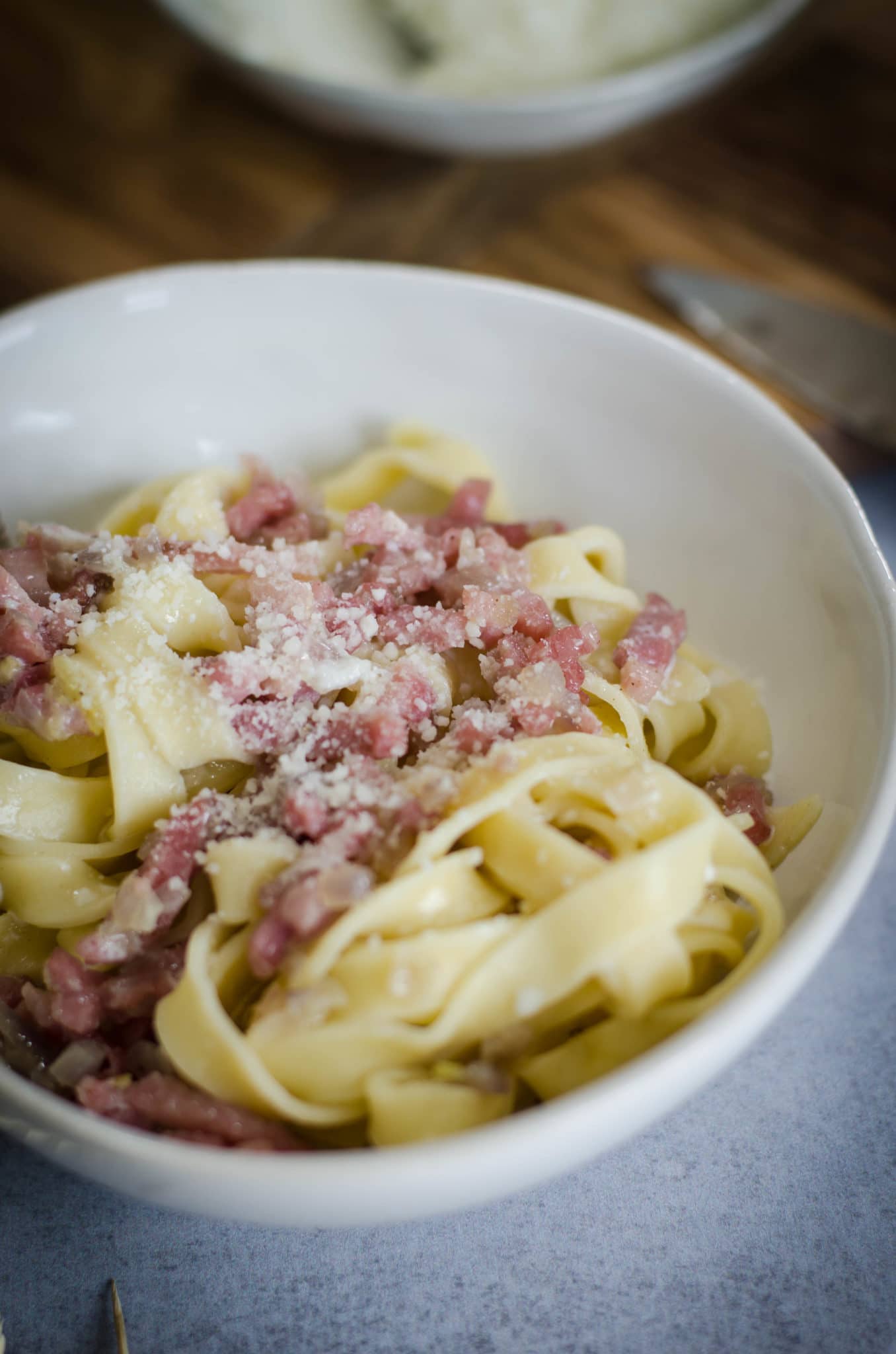 Pâtes aux lardons, oignons et crème {carbonara à la française}